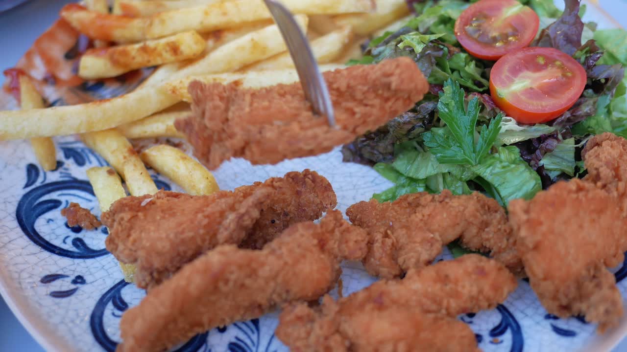 pollo, papas fritas y ensalada