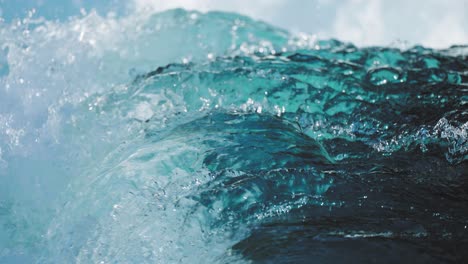fotografía en cámara lenta del agua transparente y limpia girando