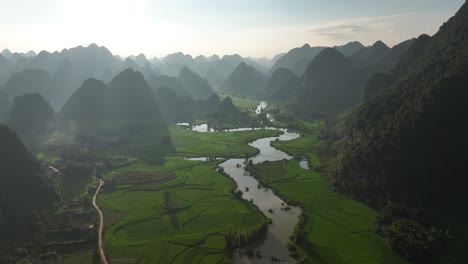 vista aérea del río y la montaña kárstica en el valle de phong nam, cao bang, vietnam