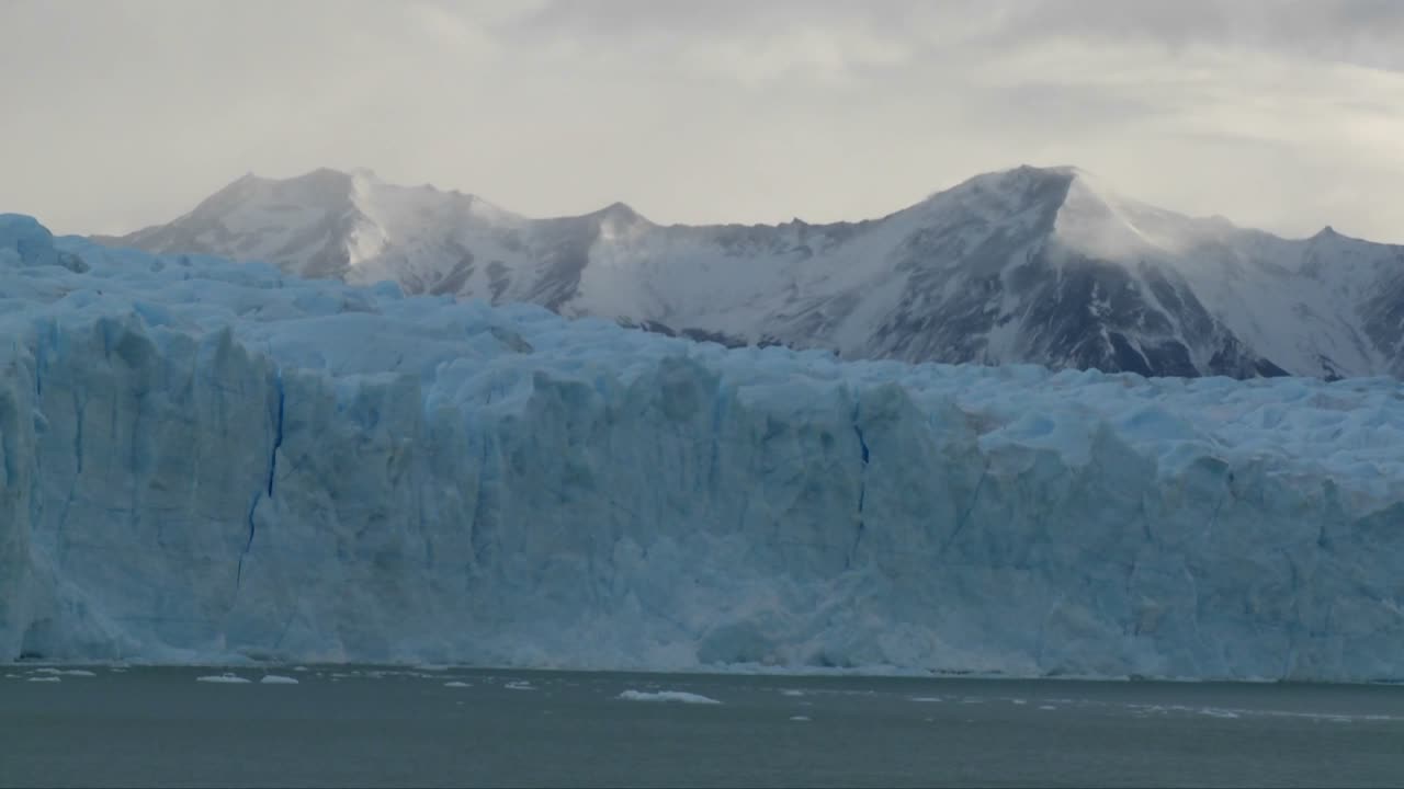 una toma amplia de un glaciar en la distancia