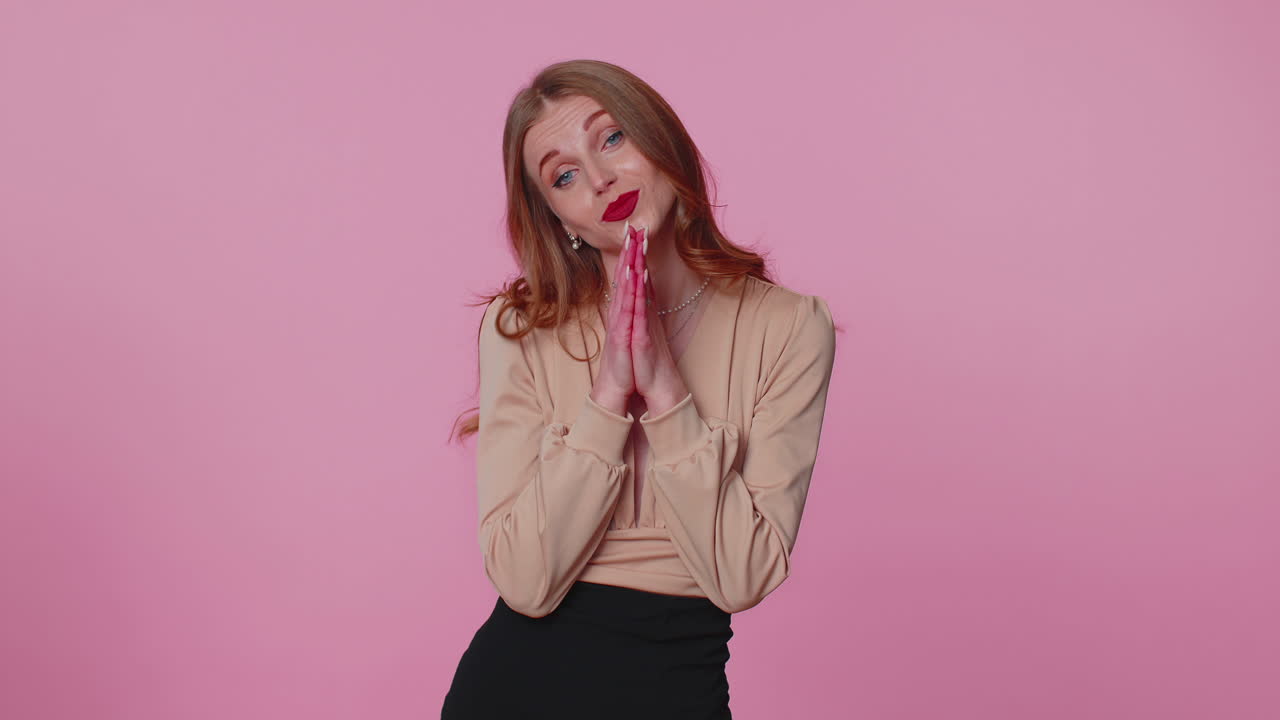 상인 여성이 기도하고, 위를 올려다보며 소원을 하고, 희망과 간청의 표정으로 부탁하고