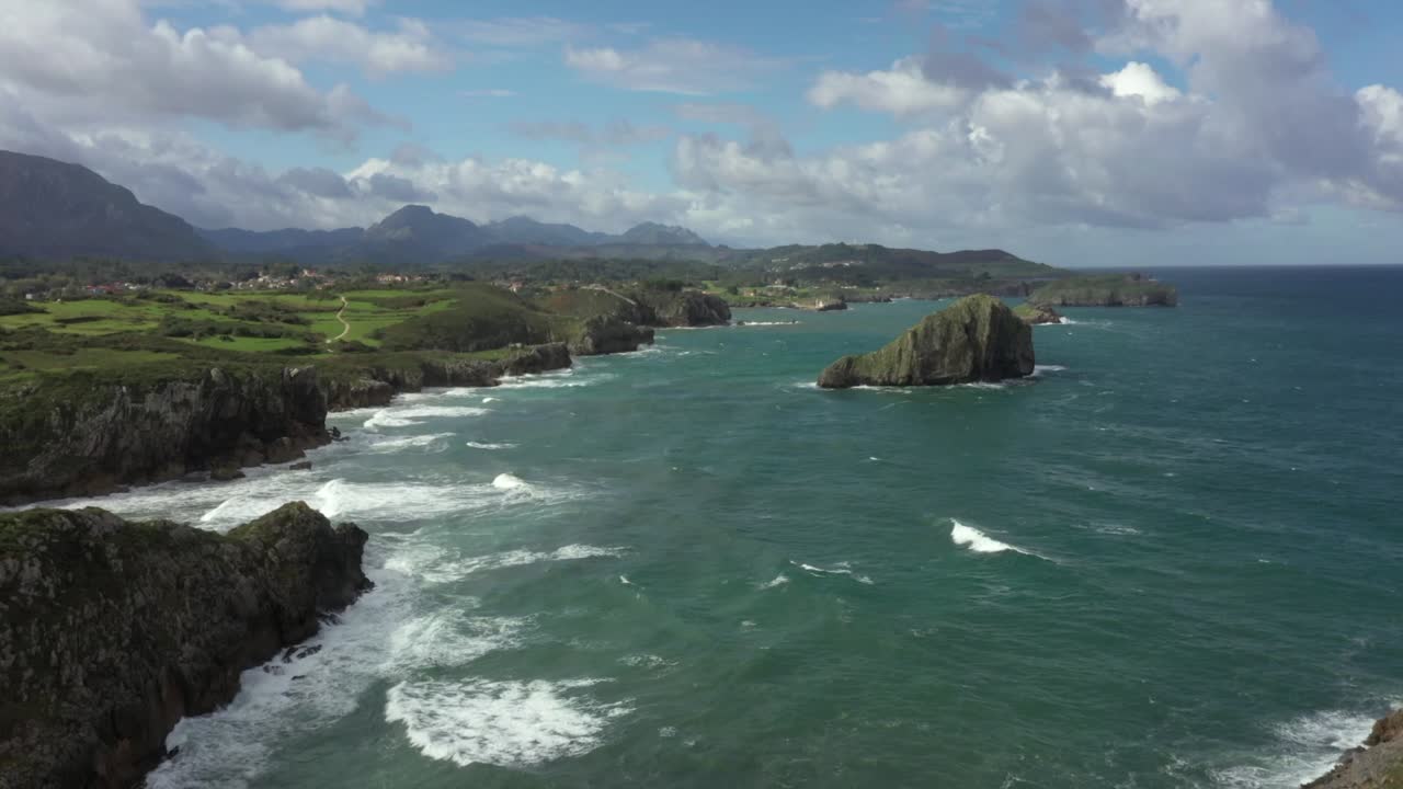 avance aéreo sobre la costa de playa de poo en asturias, españa