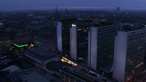 una toma panorámica aérea sobre hötorget en el centro de estocolmo suecia al atardecer