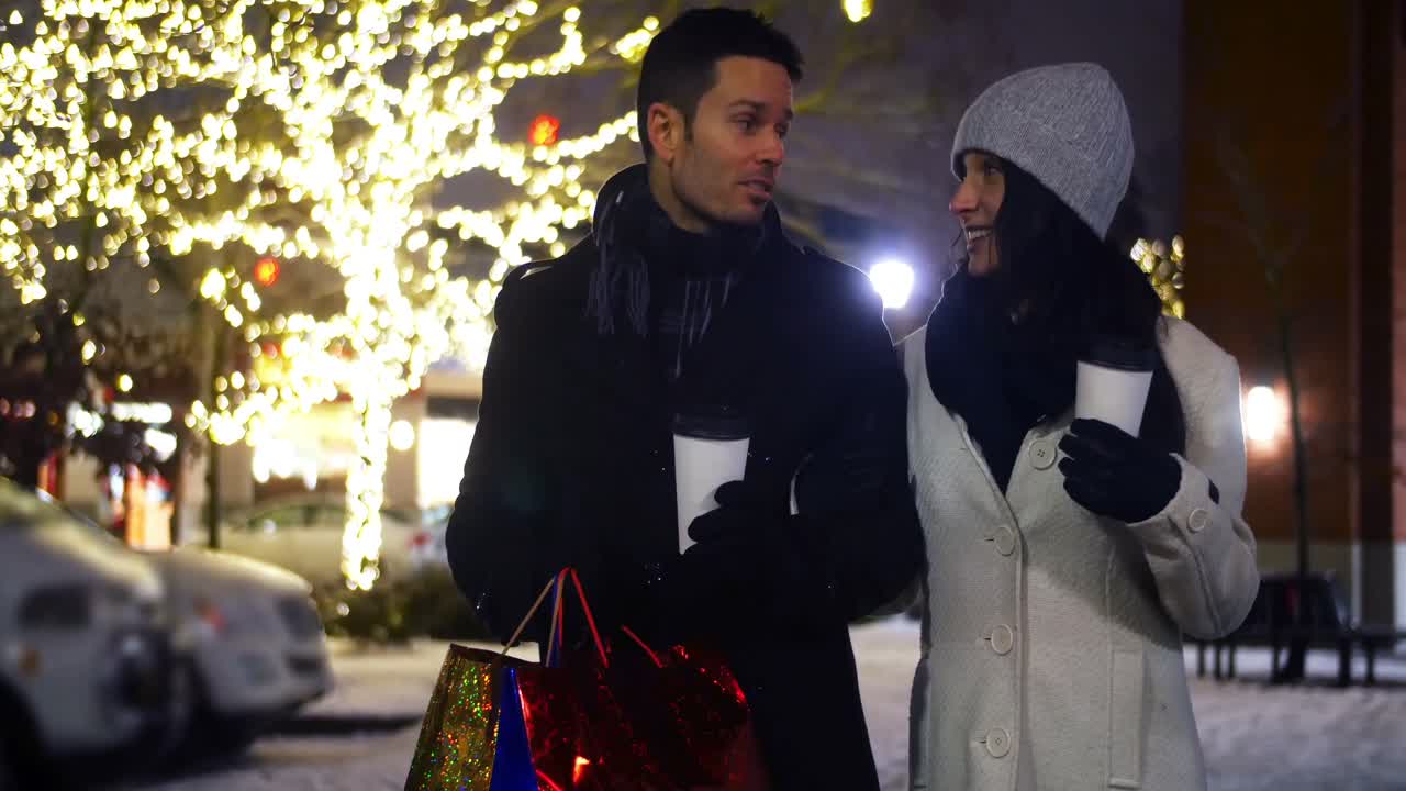 밤 에 커피 를 마시면서 상호 작용 하는 부부