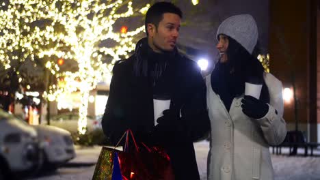 pareja interactuando mientras toman café por la noche