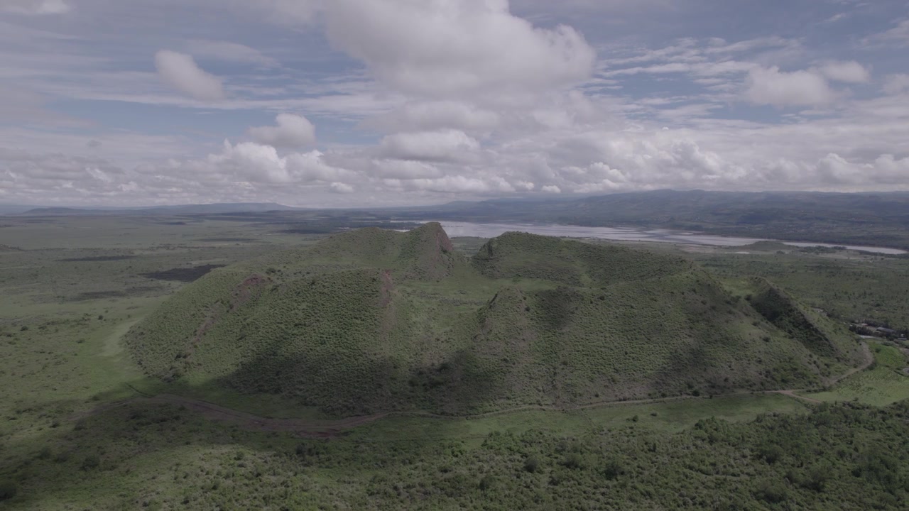 Séquences de drone aérien d'un large plan circulaire du cratère de la colline du Guerrier endormi dans la grande vallée du Rift à Naivasha, Kenya