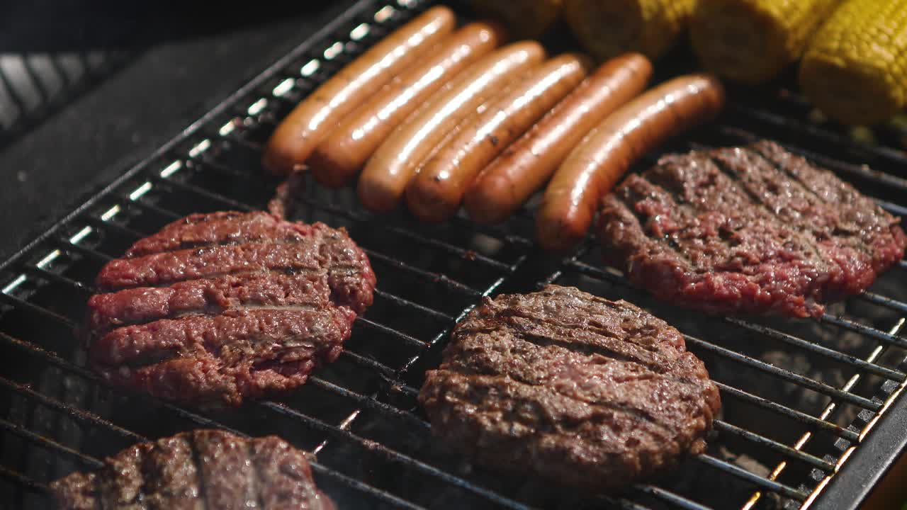 Cibo americano misto per barbecue su griglia calda