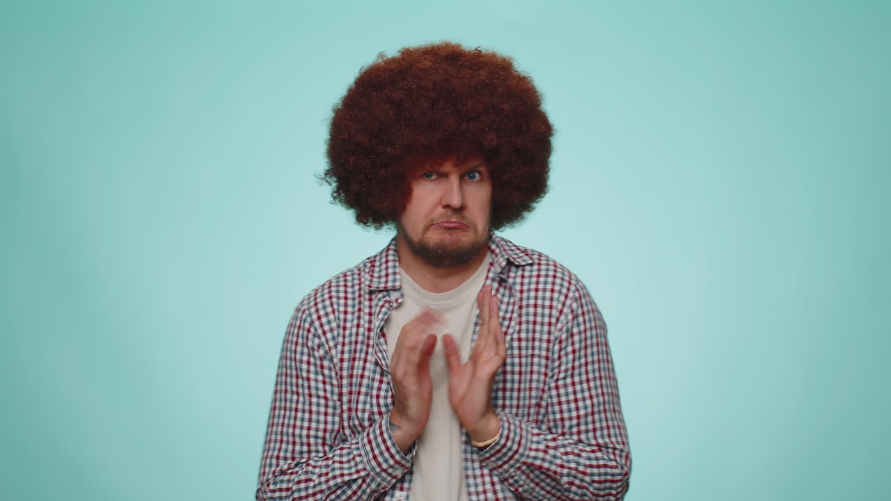 """아름다운 수염이 있는 남자가 손가락을 가리키며 스스로 물어보며 ""누가 나야?""라고 말합니다. ""아니요, 고마워요, 필요없어요, 죄가 없어요."""