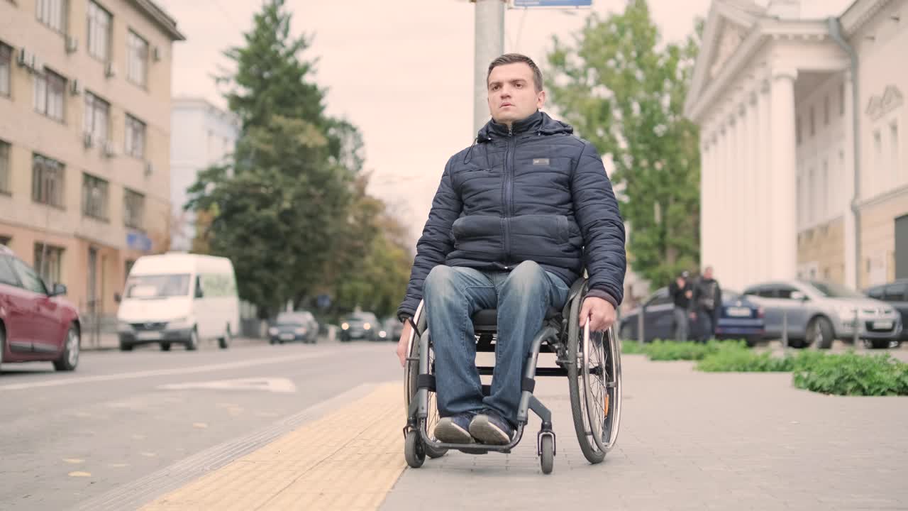 persona con discapacidad física que espera un transporte urbano con una rampa accesible