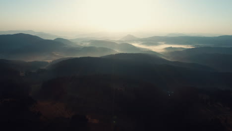 Sonnenaufgang-über-Nebligen-Bergen