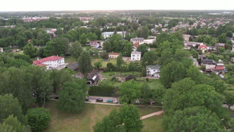 una vista aérea de la ciudad de valmiera, que muestra su mezcla de elementos urbanos y naturales
