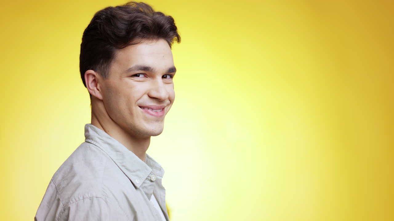 스튜디오 초상화 에서 미소 짓는 남자