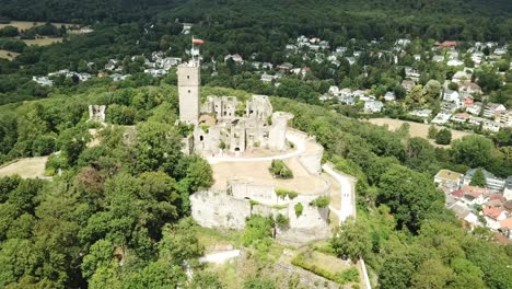 Schloss-Königstein-Auf-Einem-Hügel,-Deutschland,-Herumfliegen