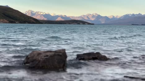 Alpensee-Bei-Sonnenuntergang-Vom-Ufer-Aus-Gesehen