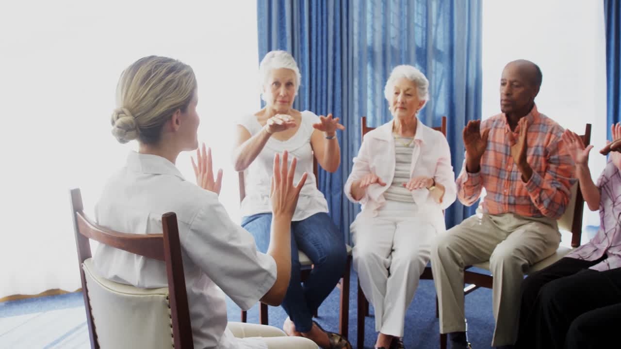 노인 들 에게 운동 을 가르치는 의사 4k