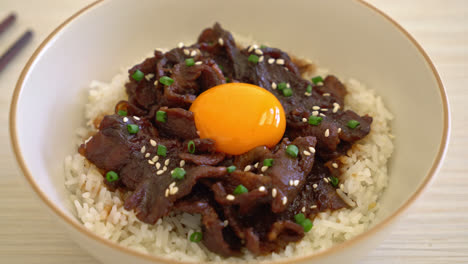 rice with soy-flavoured pork or japanese pork donburi bowl - asian food style