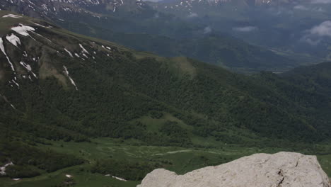 exuberantes montañas del cáucaso a lo largo de bakuriani georgia - inclinar hacia abajo