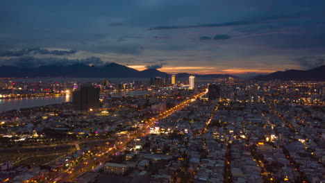 Hiperlapso-Sobre-El-Paisaje-Urbano-Al-Atardecer---Luces-De-La-Ciudad-Y-Tráfico-Caótico-En-Vietnam