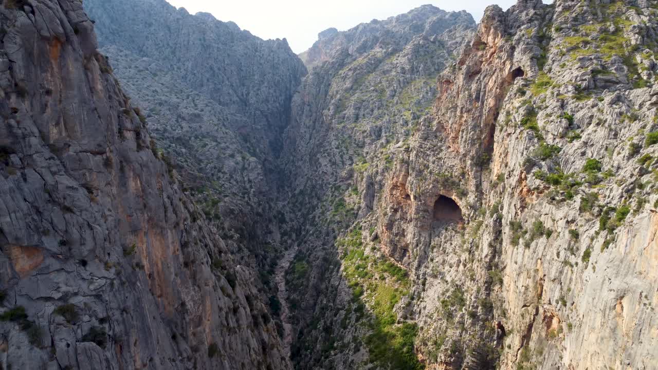 drone volando a través de las montañas de tramuntana, mallorca