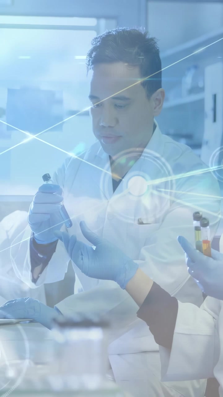 Video vertical: Científico masculino revisando un vial mientras un técnico le entrega nodos de muestra para pruebas.
