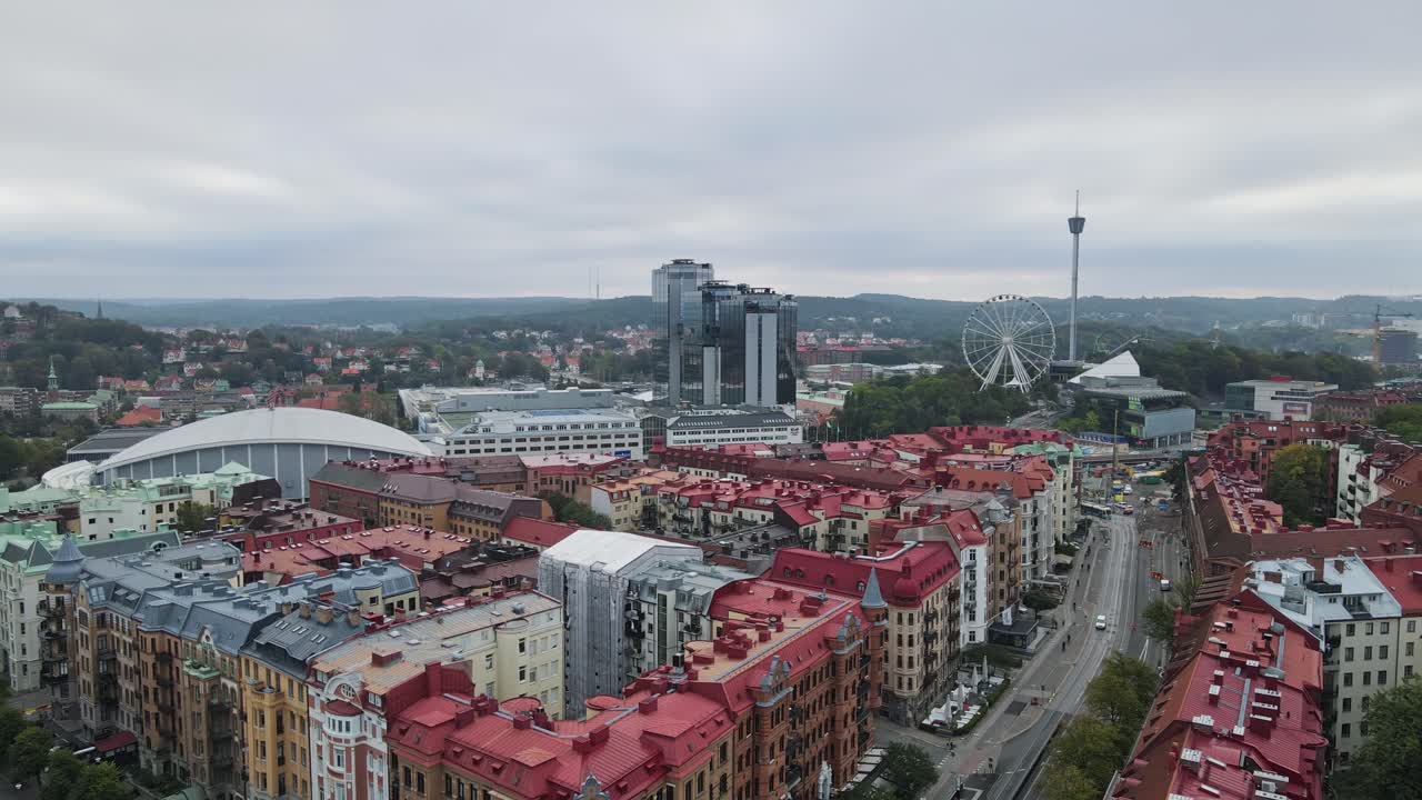 volando sobre el hermoso distrito de lorensberg con vistas al escandinavium, la noria y atmosfear en el parque de atracciones liseberg en gotemburgo, suecia