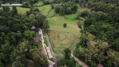 Vista-Aérea-De-Pájaro-De-Cabañas-A-Lo-Largo-De-La-Ladera-De-La-Montaña-En-El-Parque-Nacional-Tham-Pla-Pha-Suea,-Norte-De-Tailandia-Durante-El-Día