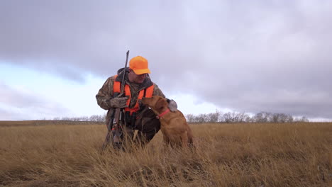 Hunter-Ruft-Seinen-Treuen-Apportierhund-An-Seine-Seite,-Saskatchewan-Canada