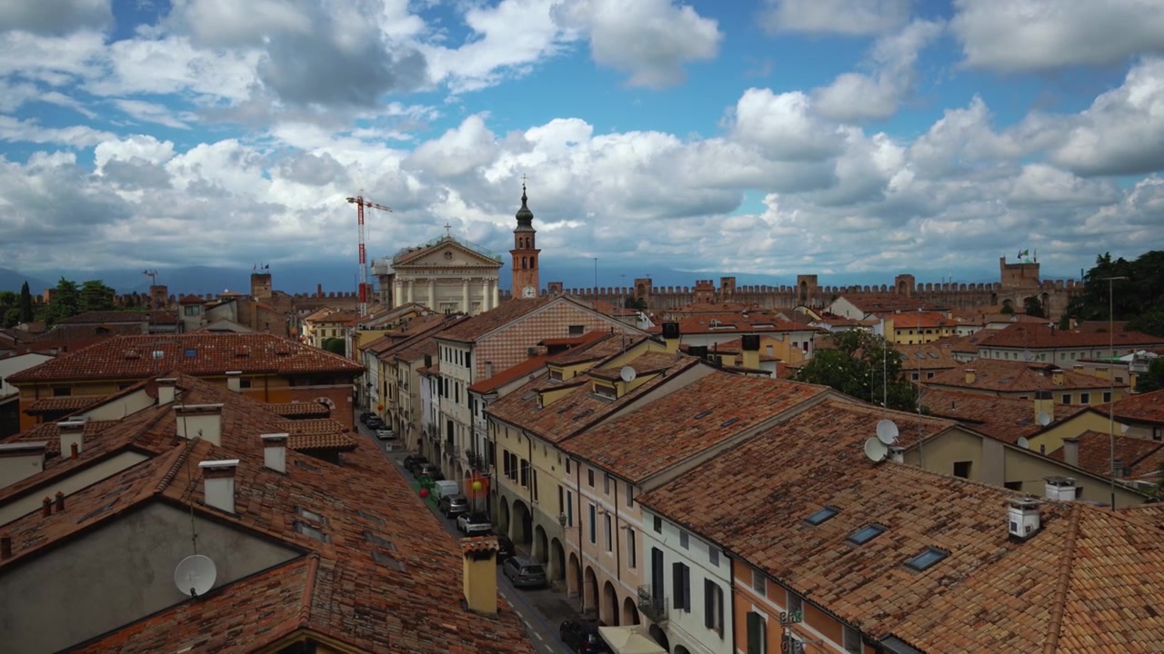 Ampia veduta dalle fortificazioni medievali che mostra la disposizione scenografica del centro storico e della chiesa di Cittadella