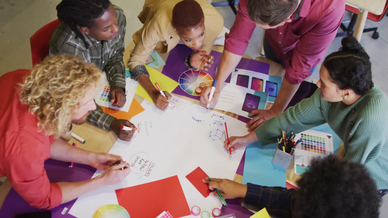 diversas personas de negocios felices discutiendo el trabajo durante una reunión en la oficina