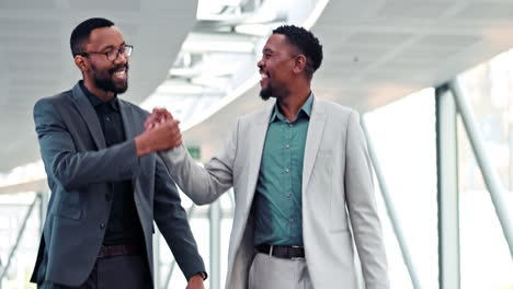 hombres de negocios africanos, apretón de manos