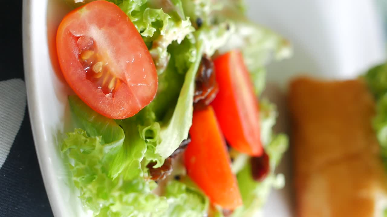 ensalada fresca con tomates y lechuga
