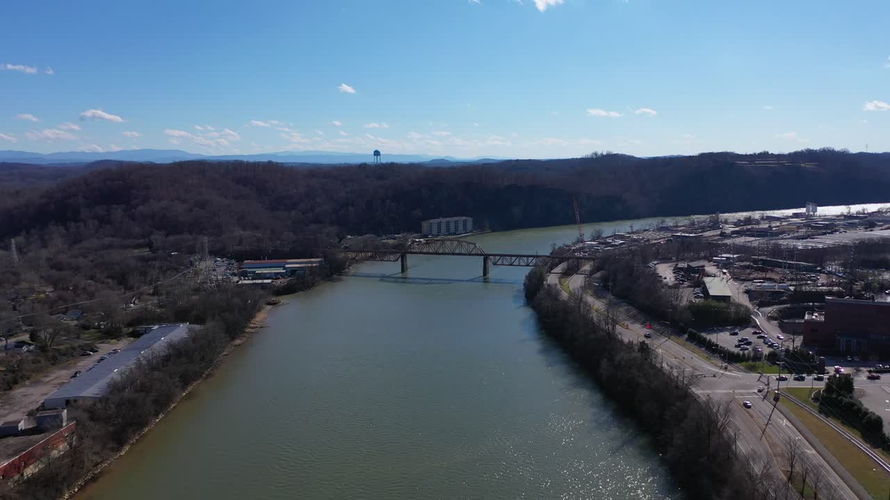 Rio ao longo de Knoxville, Tennessee em um dia ensolarado.