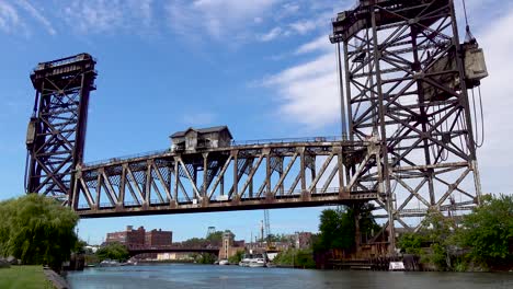 timelapse del antiguo puente de tren de elevación vertical histórico 4k