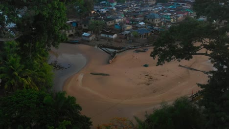 Drone-De-Aldea-Africana-Pequeña,-Familia,-Ghana,-África-Occidental