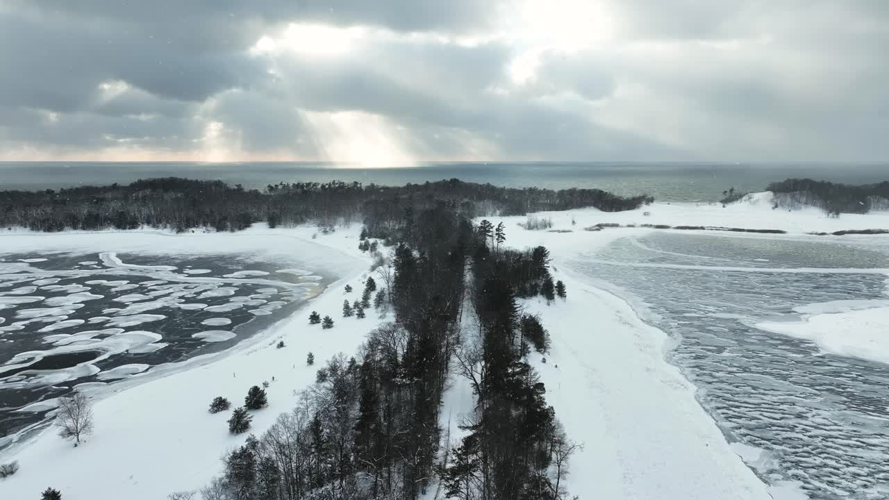 Ilmakuva Winnetaska Roadista, joka johtaa Michiganjärvelle kevyen lumisateen aikana.
