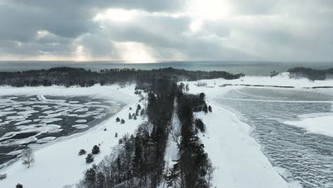 aérea sobre la carretera winnetaska que conduce al lago michigan durante una ligera ráfaga