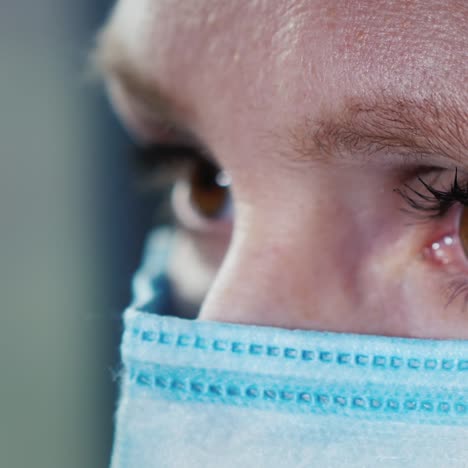 primer plano de mujer enmascarada con hermosos ojos expresivos 3