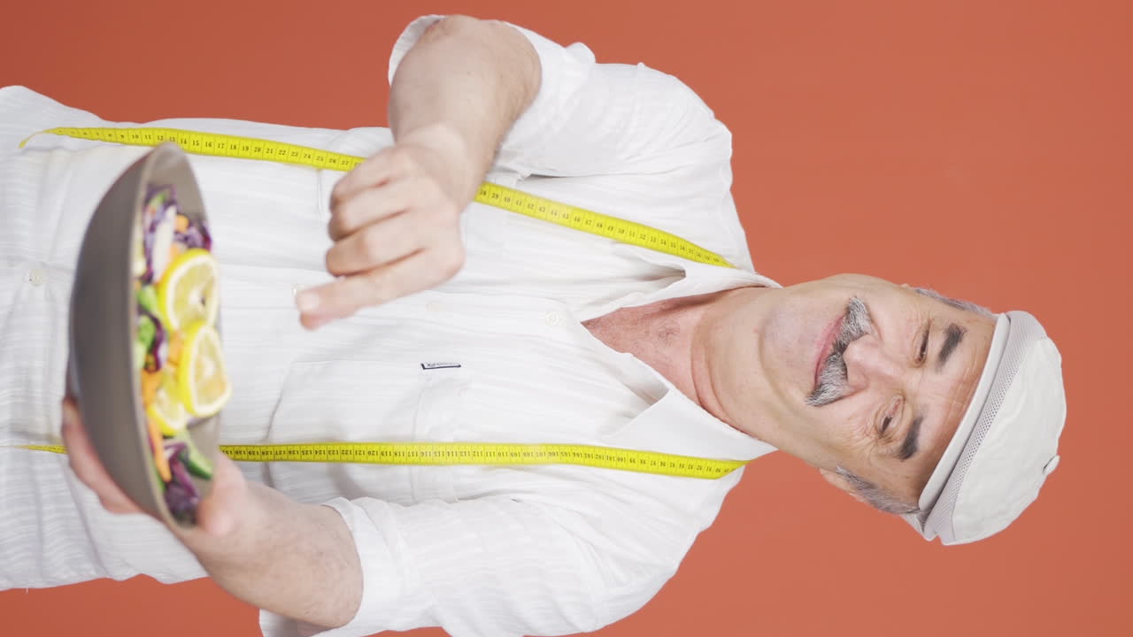 el video vertical del anciano a dieta hace una elección.