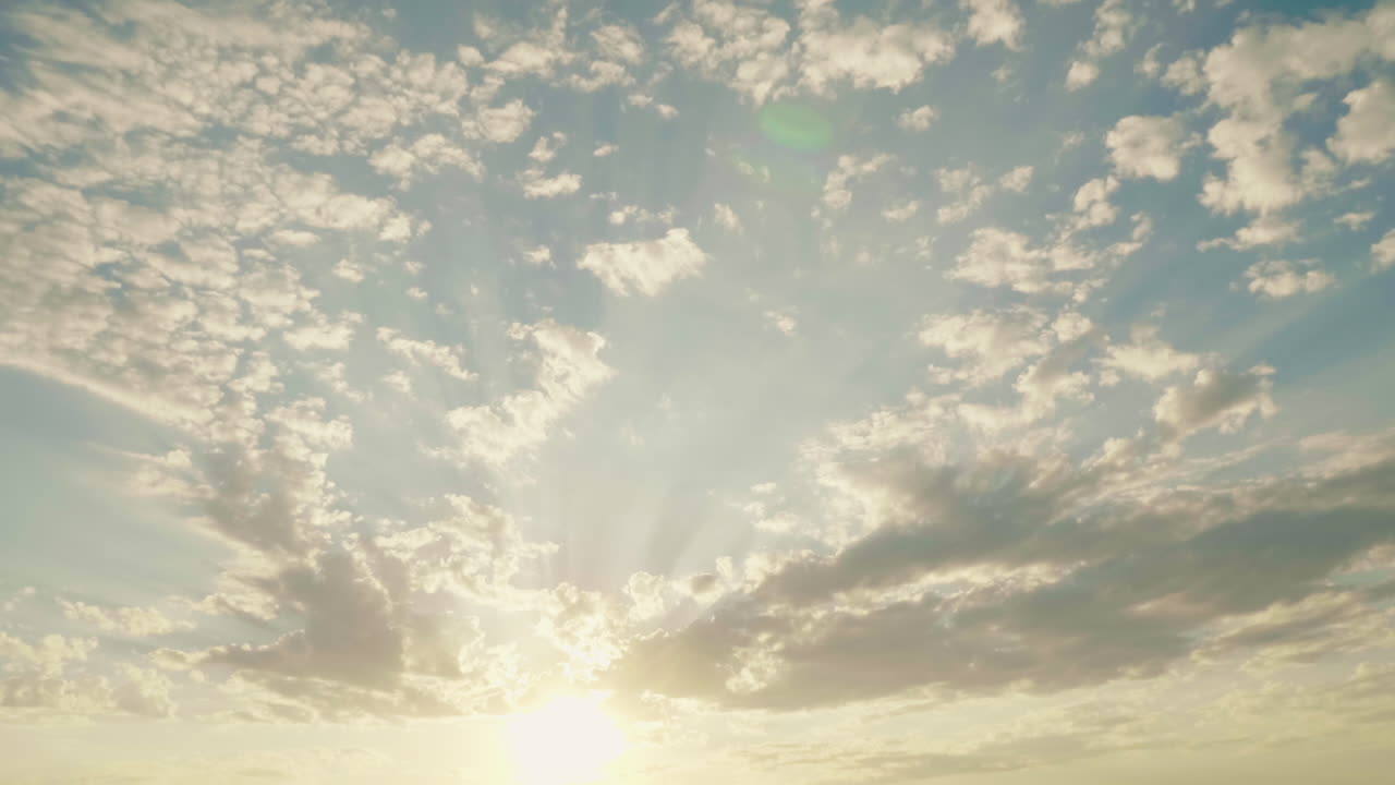 un hombre y una mujer levantan la mano con la victoria de la copa del campeón y el video de éxito en cámara lenta