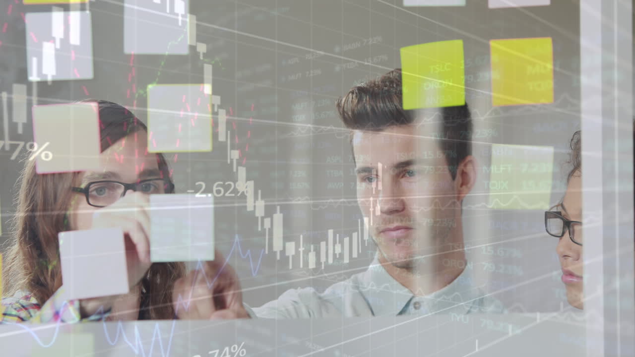 animación del procesamiento de datos sobre diversas personas de negocios tomando notas