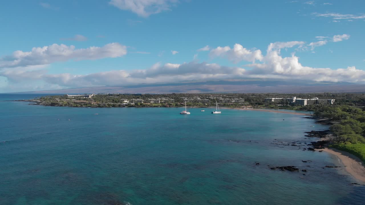 Resort hawaiani in una splendida giornata di sole.