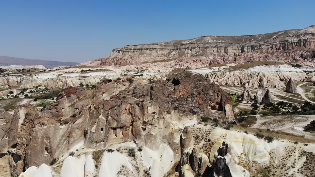 полет самолета mavic air над скальной вершиной в долине гореме, медленно открывающей пейзаж