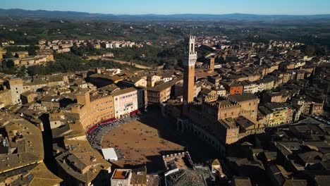 hermoso dron en órbita disparado sobre la plaza de campo y la torre de mangia