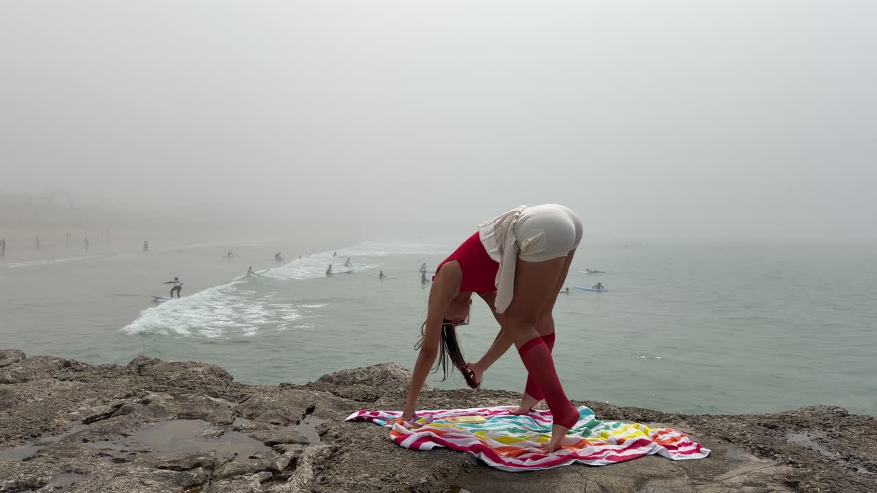 Okyanusa Bakan Bir Uçurumda Yoga Yapan Genç Kadın