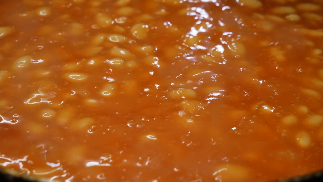 frijoles horneados en salsa de tomate