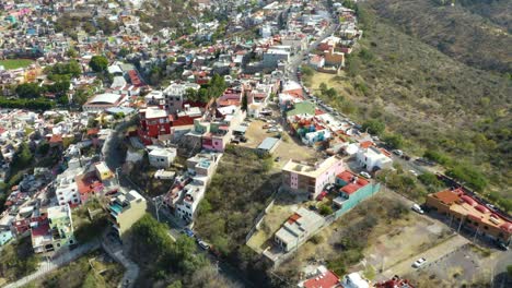 vista aérea de pájaro de alto ángulo de la ciudad de montaña en américa central