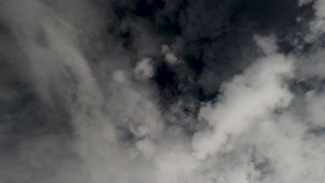 Un-Fascinante-Lapso-De-Tiempo-De-Nubes-Que-Fluyen-Por-El-Cielo-Al-Atardecer