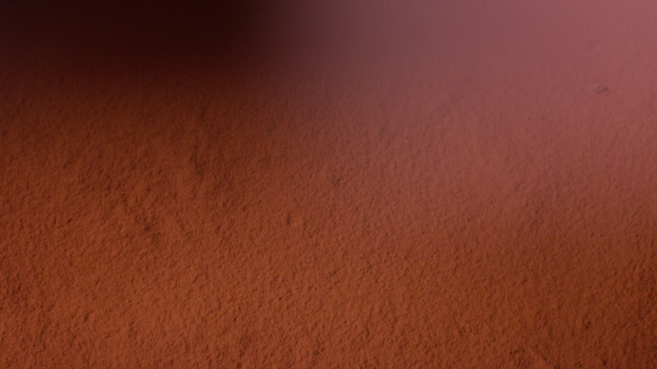 fotografía aérea de brownies de chocolate siendo arrojados en polvo de cacao