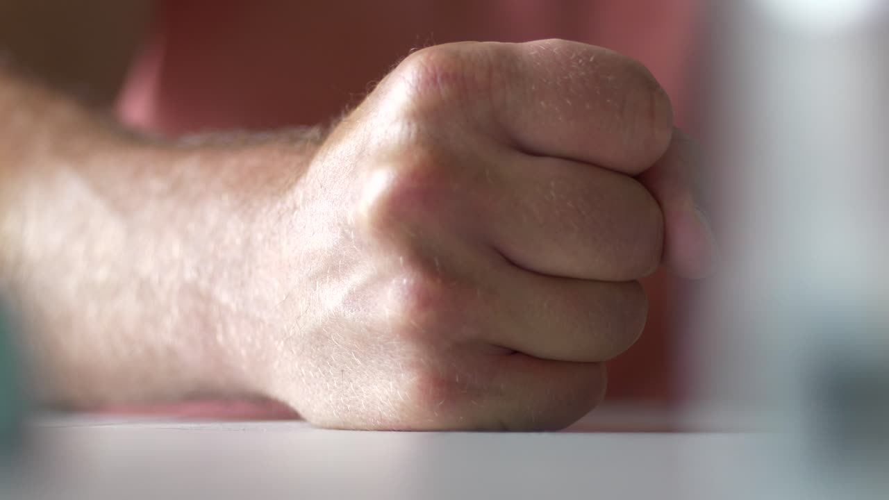 화난 손이 테이블에 주먹을 쾅, 슬로우 모션