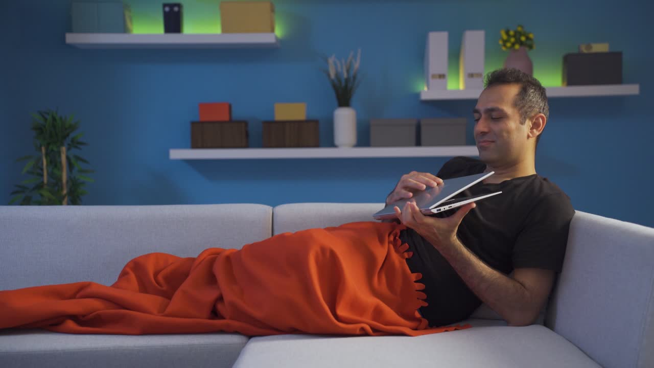 hombre abrazando el portátil por alegría.